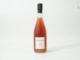 une bouteille de vin posée sur une table