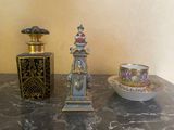 deux vases et une tasse à thé posés sur une table