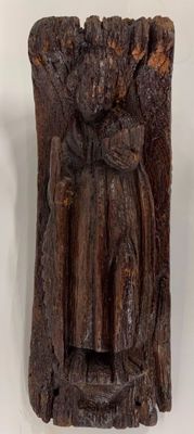 sculpture en bois représentant une femme tenant un enfant dans ses bras