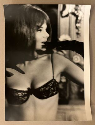 photographie en noir et blanc d'une femme portant un haut de sport et des gants