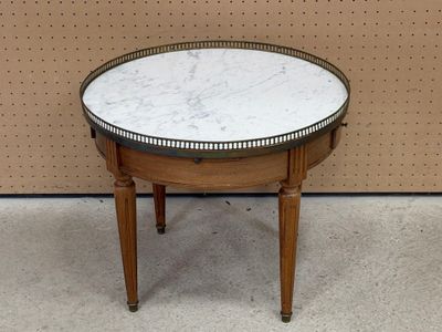 une photo d'une table avec un plateau en marbre et un piètement en bois