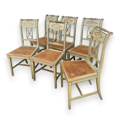 quatre chaises avec des assises en osier et des dossiers en rotin sur fond blanc
