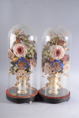 deux vases contenant des fleurs, posés sur une table