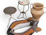 un grand nombre d'objets posés sur une table