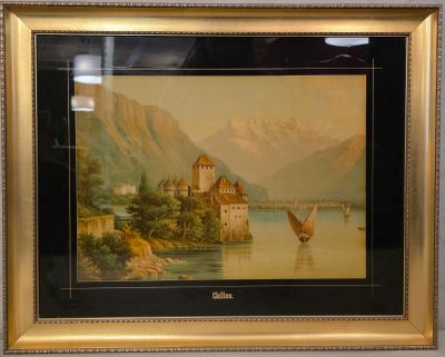 tableau encadré représentant un château au bord d'un lac