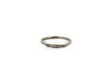 gros plan d'une bague en diamant sur fond blanc