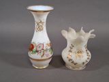 deux vases posés l'un à côté de l'autre sur une table