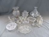un grand nombre d'objets en verre posés sur une table