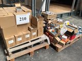 une palette remplie de cartons et des cartons posés sur une palette
