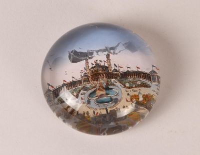 une boule de verre dans laquelle on voit l'image d'une ville