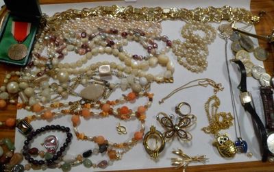 de nombreux types de bijoux disposés sur une table