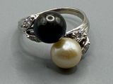 bague en argent massif ornée de perles noires et blanches et de diamants