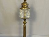 une petite lampe posée sur une table