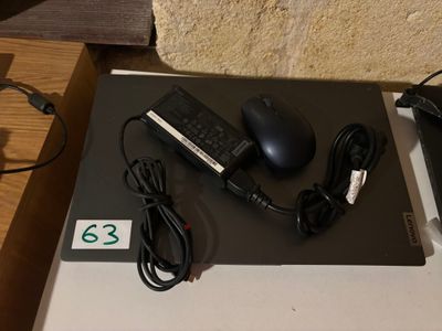 une souris, un clavier et un tapis de souris posés sur une table