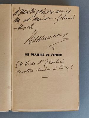 un livre ouvert avec une écriture manuscrite posé sur une table
