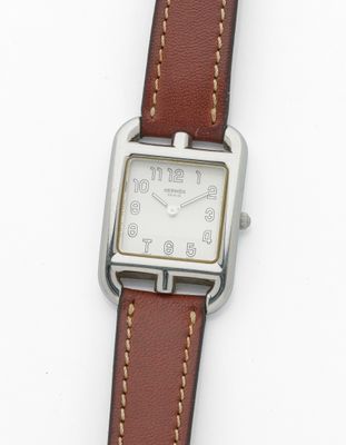 une montre posée sur une surface blanche