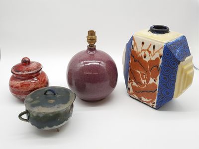 quatre types de vases différents posés sur une table