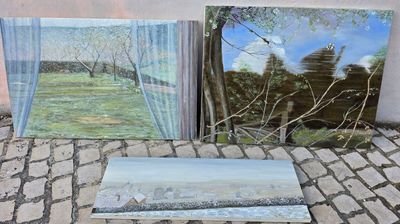 deux tableaux représentant des arbres sont posés sur un sol pavé