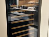 une cave à vin dans un coin de la cuisine