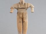 statue d'un homme portant un chapeau et les bras tendus