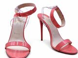 un gros plan sur une paire de chaussures roses sur fond blanc