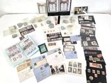 beaucoup de timbres et de cartes postales posés sur une table
