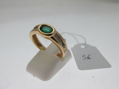 l'image d'une bague en or ornée d'une pierre verte