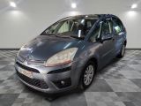 la citrole grise est garée dans le garage sur un sol en damier