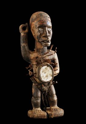 un gros plan sur la statue d'une personne tenant une horloge