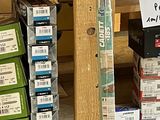une affiche posée sur une étagère du magasin invitant les clients à ne pas acheter certains articles