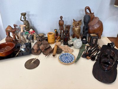 une table sur laquelle se trouvent de nombreux objets différents