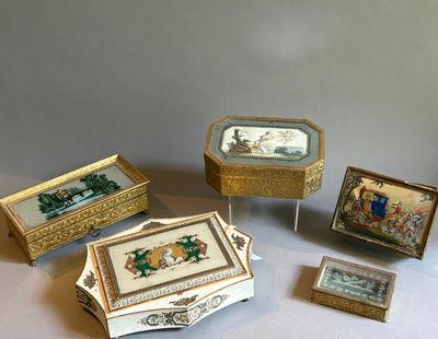 quatre boîtes ornées d'images, posées sur une table