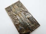 une image d'un objet métallique en gros plan sur une surface blanche