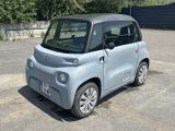 une petite voiture garée dans un parking