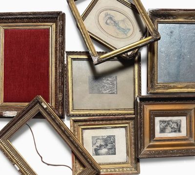 a lot of picture frames that are on the wall