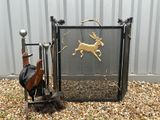 un pare-feu en métal orné d'un cerf et d'une guitare