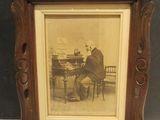 une vieille photo représentant un homme assis à une table en train de jouer du piano