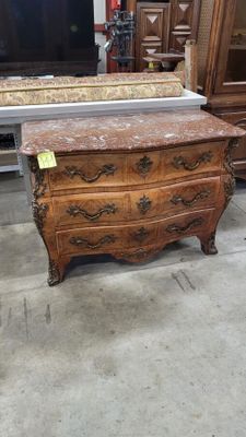 1 commode galbée de style Louis XV, dessus marbre (117 x 56 …