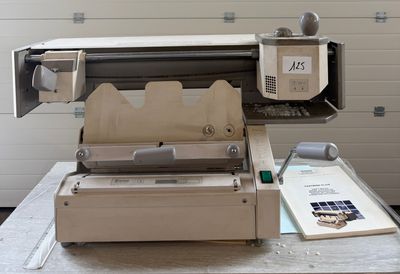 une machine posée sur une table