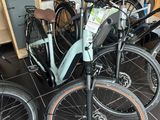 deux vélos garés l'un à côté de l'autre sur le sol