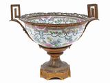 un vase posé sur un support sur fond blanc