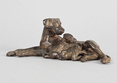 statue en bronze représentant un chien couché sur le dos sur une surface blanche