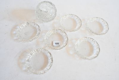 de nombreux morceaux de verre transparent sur une surface blanche