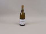 la bouteille de vin blanc est posée sur la table