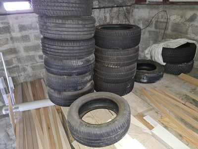 R17 : 14 Pneus de différents modèles dont les tailles 205 55…