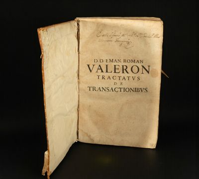 un vieux livre écrit posé sur une table