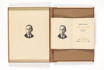 un livre ouvert avec la photo d'un homme en costume-cravate