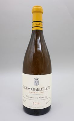 une bouteille de vin posée sur une table