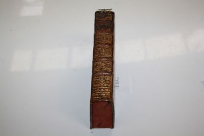un vieux livre exposé sur le mur