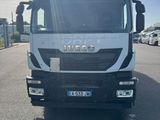 un camion garé sur le côté de la route
